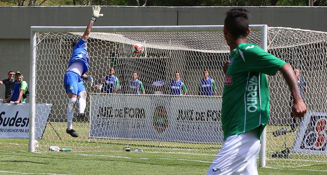Rafael Santos não conseguiu impediu o gol pelo alto de Ramon e Guarani perdeu outra vez