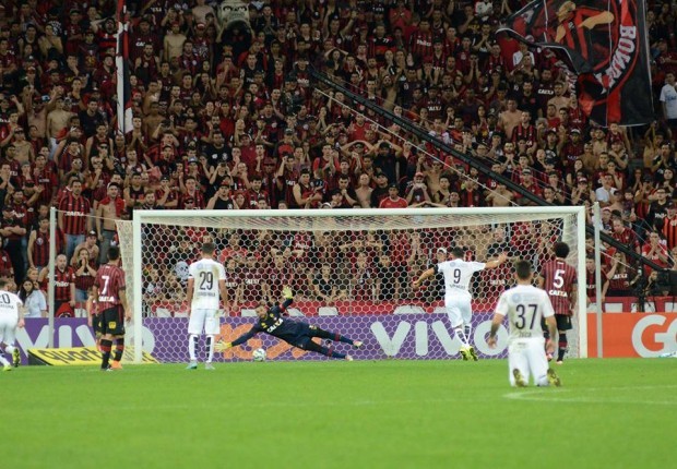 Goleiro Weverton assistiu as últimas cobranças do artilheiro do Brasileirão Ricardo Oliveira e garantiu o empate na Arena da Baixada. - Foto: Atletico PR Oficial
