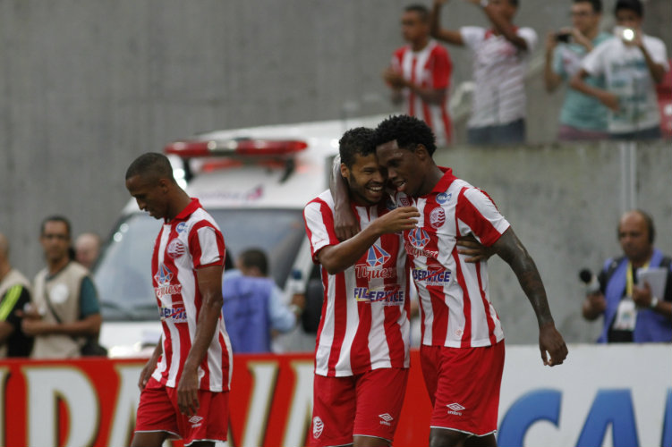 Jogadores do Náutico comemoram com Patrick Vieira o primeiro gol da partida.