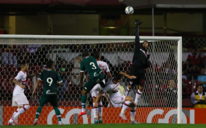 Torcedores protestam contra jogadores do São Paulo na saída do Morumbi
