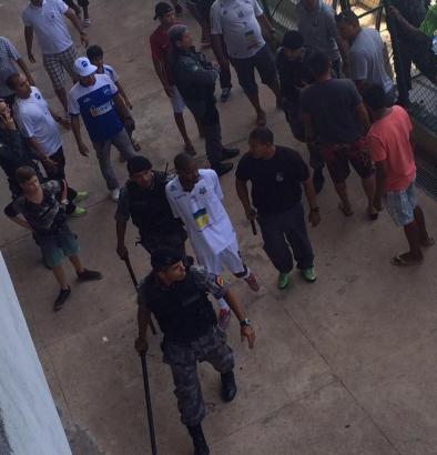 Jogador saiu algemado de campo neste domingo