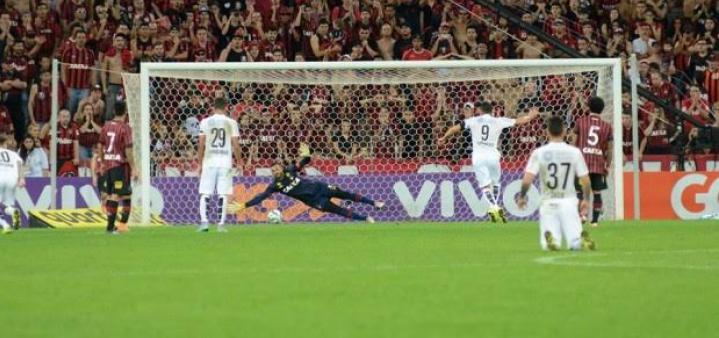 Weverton defendeu a penalidade cobrada por Ricardo Oliveira Weverton defendeu a penalidade cobrada por Ricardo Oliveira