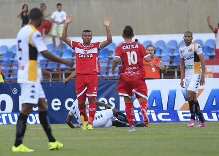 Zé Carlos fez um gol e deu passe para outro e quebrou série de 11 jogos invicta de Criciúma de Petkovic
