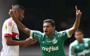 Palmeiras defende árbitros e critica adversários, mas também reclama