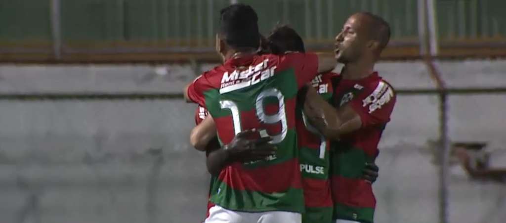Jogadores comemoram um dos gols da vitória da Lusa