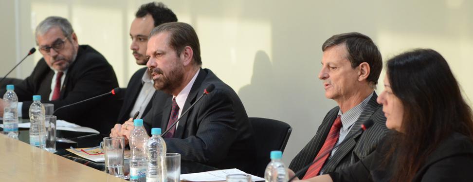 Reinaldo Carneiro Bastos (ao centro) ao lado de sua nova equipe de trabalho à disposição dos filiados