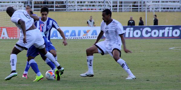Everton Dias se machucou contra o Náutico, em Recife, e é dúvida para o pega contra o CRB (AL), no Nabizão - Fágner Alves
