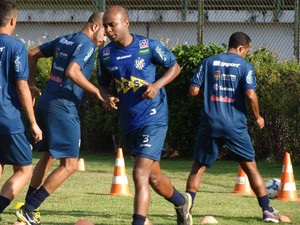 Série C: Leston Júnior faz testes para definir titulares do Tupi para sábado