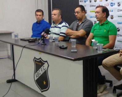Rogério Marinho (de branco), Marcelo Abdon (cinza) e Rubens Guilherme (verde) em entrevista coletiva: Guerra política no ABC