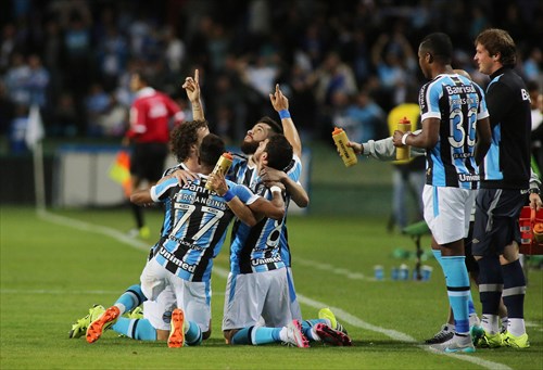 Jogadores do Grêmio comemoram o gol que dá ao time gaúcho a vantagem do empate na partida de volta