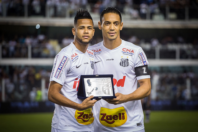 O meia atacante Geuvânio completou 100 jogos com a camisa do Peixe e foi homenageado. - Foto: Santos FC Oficial