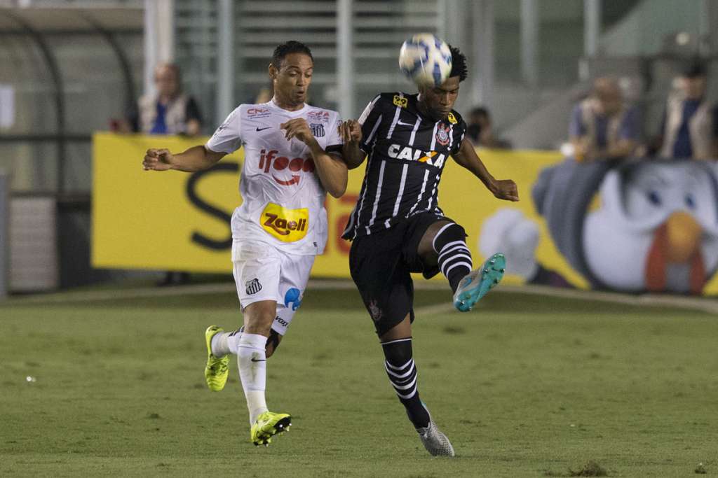 Gil disputa lance com Ricardo Oliveira: Corinthians não parou o Santos