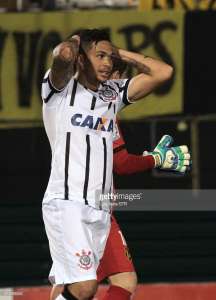 Atacante Luciano agradece apoio após lesão grave no Corinthians