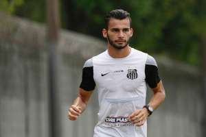 'O Santos tem prioridade', diz volante Thiago Maia sobre renovação