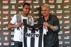 Atlético-MG volta aos treinos e apresenta o lateral Mansur