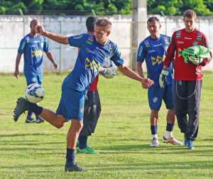 Bruno Ré treina em coletivo do Tupi e deve enfrentar o Madureira