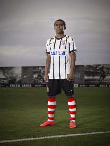 Por ação social, Corinthians usará meião branco e vermelho no domingo