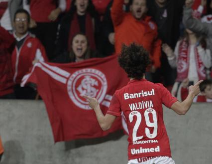 Valdivia marcou um dos gols do Inter após saída errada de bola do Ituano