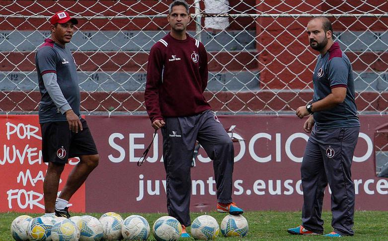 Rodrigo Santana, ao centro, sabe que a vitória é única alternativa para o Juventus agora na Copinha
