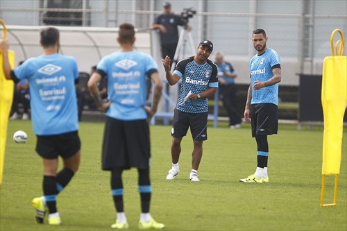 O técnico Roger Machado não definiu os 11 titulares para a partida contra a Ponte Preta