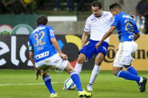 Leandro Damião lesiona o ombro e é dúvida no Cruzeiro para domingo