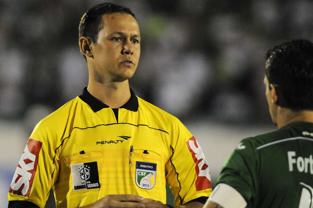 O árbitro roraimense Jonathan Antero Silva foi alvo de muitas reclamações dos bugrinos