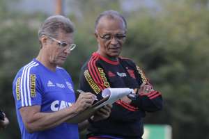 Flamengo x São Paulo - Quem vai continuar afundado na crise?