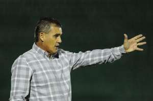 Após empate em casa, Paulo Roberto é demitido do comando técnico do Guarani