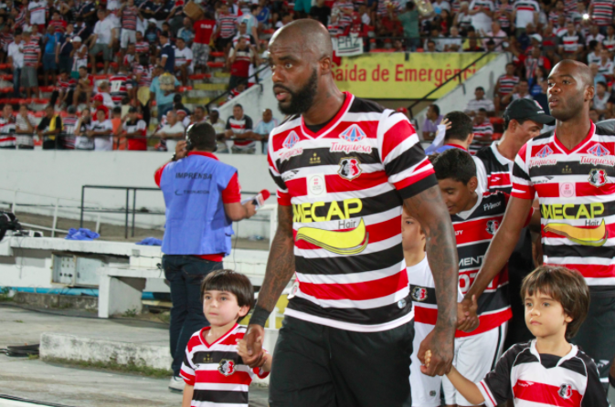 Mais um gol do artilheiro Grafite (Foto), o terceiro desde sua volta. - Foto: Antônio Melcop