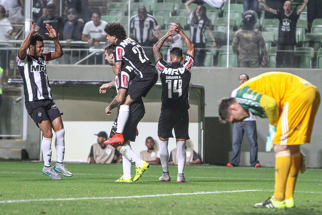 Zagueiro Edicarlos comemora gol de Pratto que deu a vitória ao Galo.