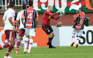 Agenor bate recorde de defesas e é decisivo para o Joinville em vitória sobre o Flu