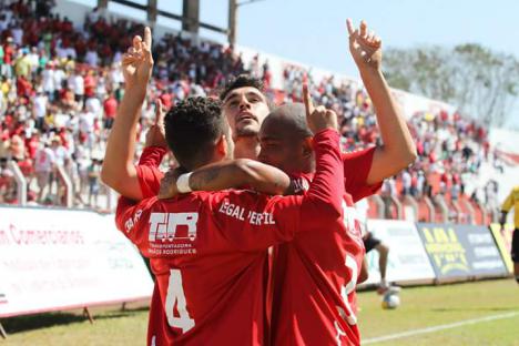 Jogadores da Inter comemoram gol em Bebedouro