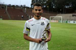 Santos sinaliza aumento de salário e luta para não perder o volante Thiago Maia