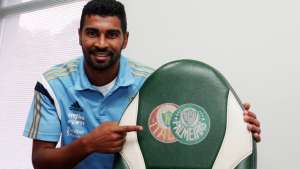 Palmeiras oficializa Thiago Santos e assina até 2018 com volante