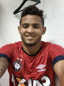 Ex-Bragantino, lateral Roberto chega ao Atlético-PR com aval do técnico Milton Mendes