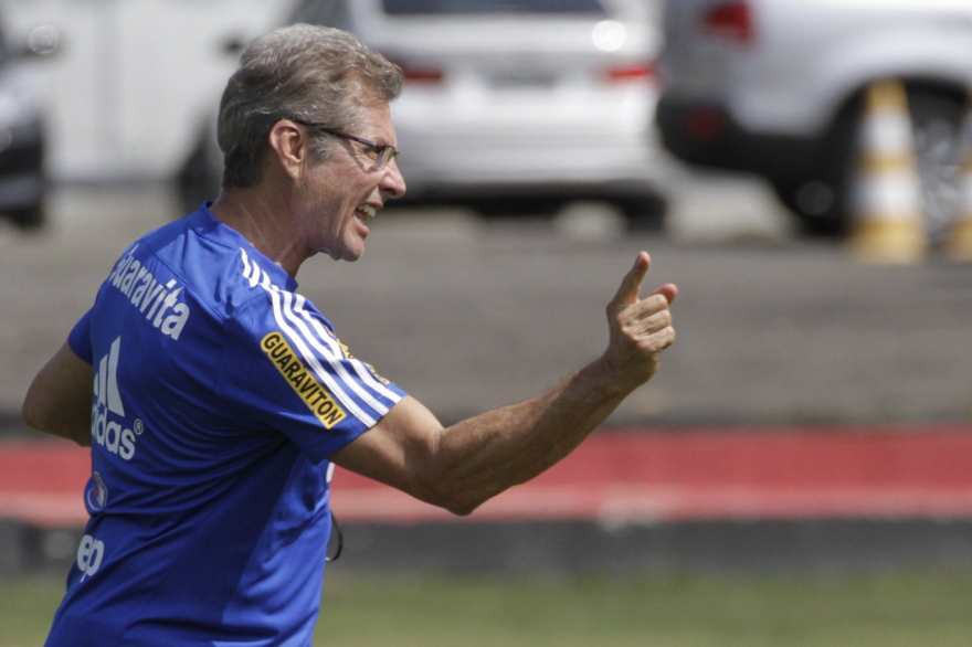 Oswaldo de Oliveira treina Flamengo, mas faz mistério sobre o time titular 