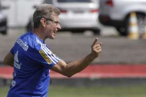Oswaldo fecha treino e faz mistério no Flamengo para clássico