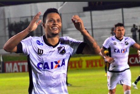 Nem a bela apresentacao de Rafinha (foto) fez com que o ABc conseguisse sua primeira vitória em casa nesta série B.