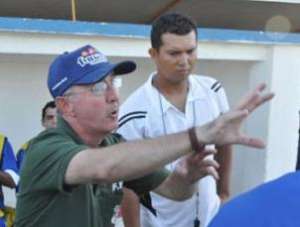 Paulo Zagallo, ele mesmo, espera sua chance no mercado brasileiro