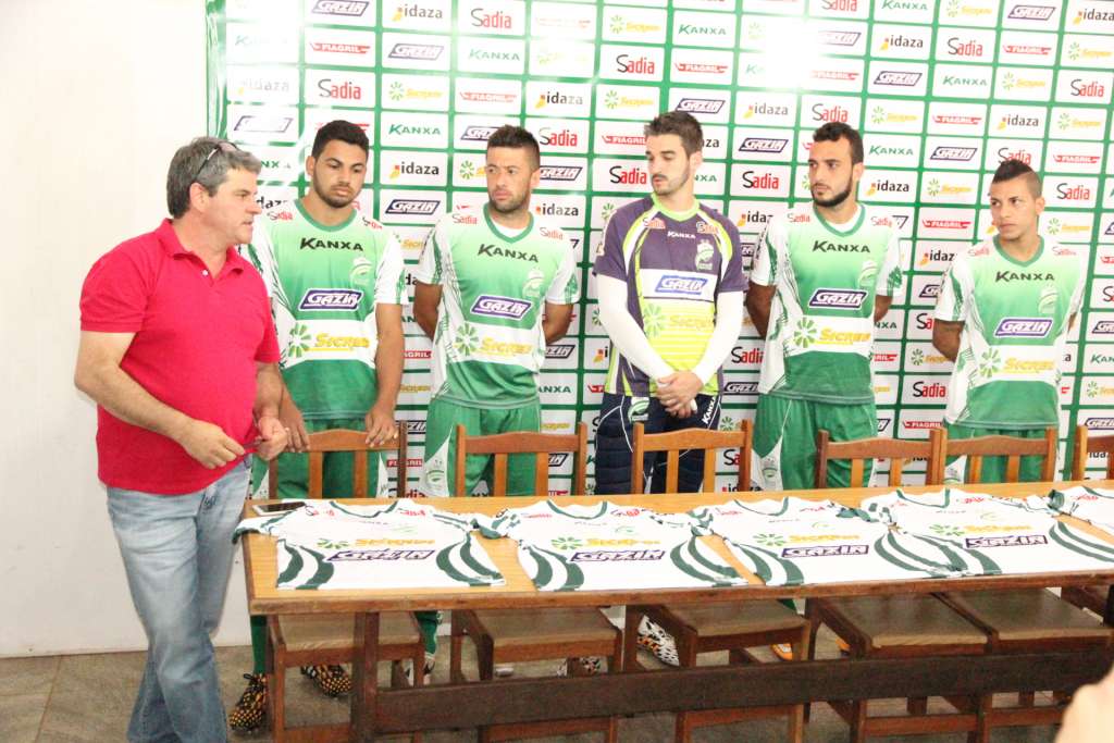 O presidente Helmute Lawisch apresentou os novos reforços