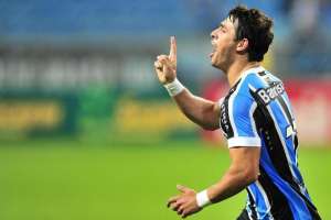 Giuliano não treina e vira dúvida no Grêmio para quinta; Bobô está fora