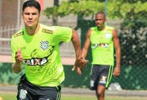 Ponte Preta contrata Ferrón e negocia com atacante indicado por Doriva