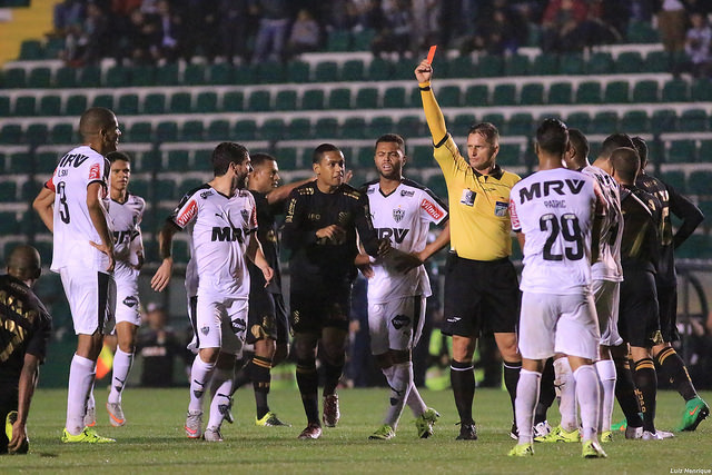A expulsão de Leonardo Silva do Atletico MG. - figueirense.com.br
