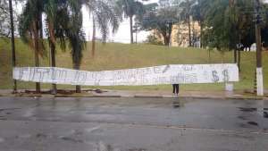 Revoltada com eliminação, torcida da Ponte protesta em manhã chuvosa no Majestoso