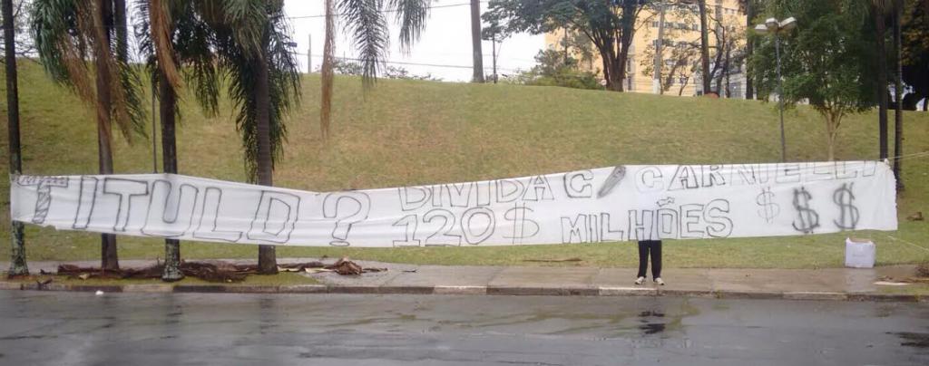 Torcedores acordaram cedo para protestar no Moisés Lucarelli. 