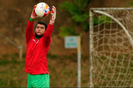 Henal, com dores estomacais, não treinou nesta quinta-feira
