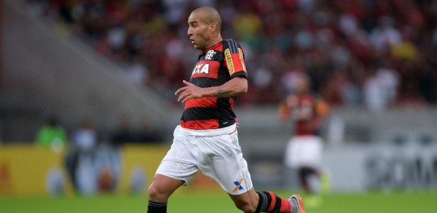 Emerson Sheik xingou o árbitro no clássico contra o Vasco