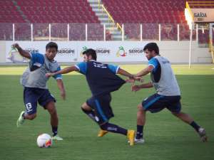 Série C: Betinho testa duas formações, mas só deve fazer alteração na defesa do Confiança