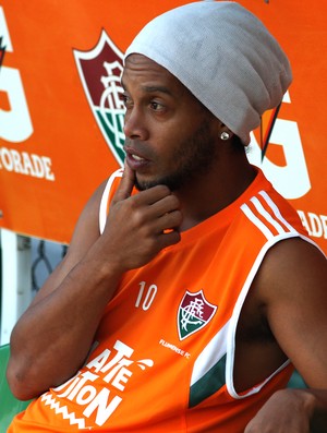 Apesar de irregular, Enderson Moreira confia em Ronaldinho, que pode ser titular domingo