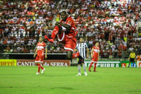 Com o resultado, o Botafogo perde a sua 2ª partida seguida e pode deixar o G4 nesta rodada. - Foto: Pei Fon/TNH1